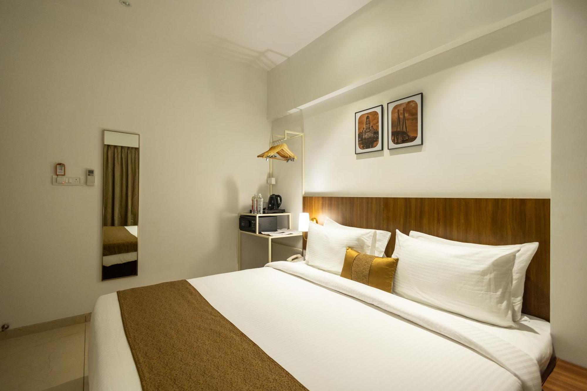 Freesia Residency By Express Inn - 나비뭄바이 외부 사진